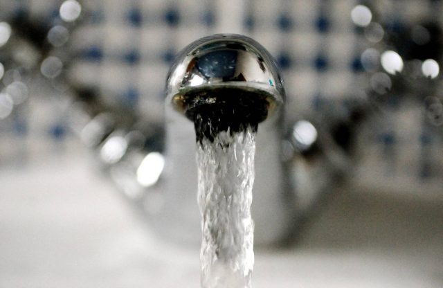 La válvula de llenado sin fin regula el suministro de agua en tinacos o cisternas