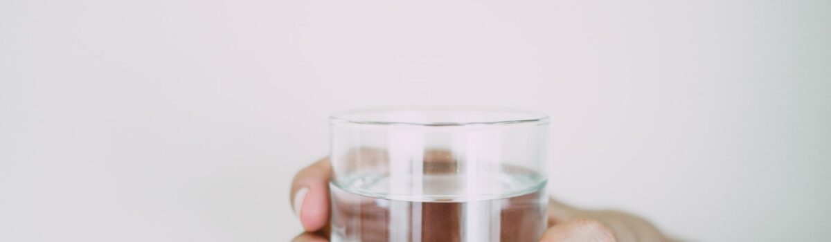 Agua alcalina: Beneficios y ventajas de tomarla