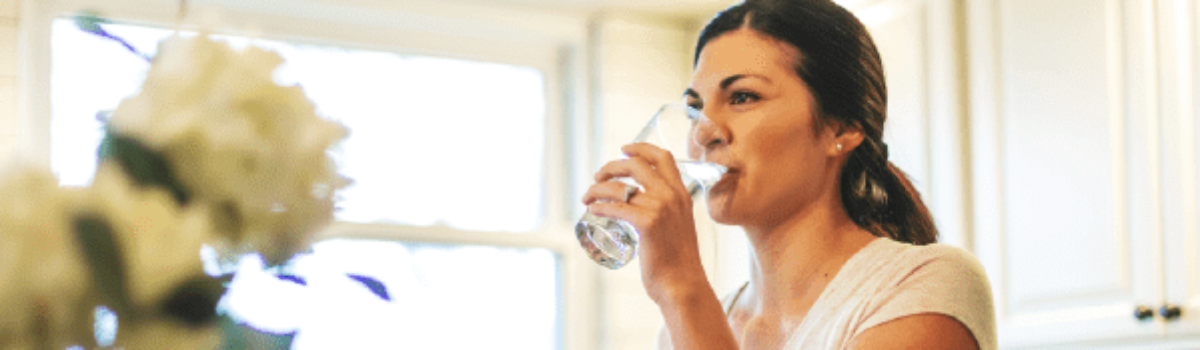 6 beneficios de tomar agua pura en casa