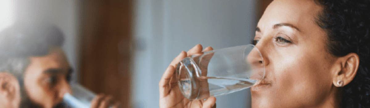 ¿Cuántos vasos de agua debes tomar al día?