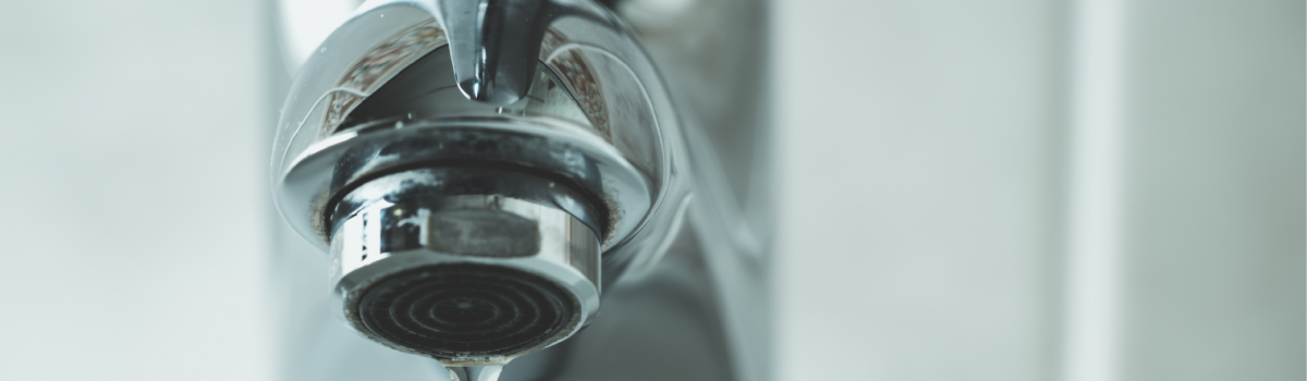 ¿Qué se debe de considerar al tener un almacenamiento de agua de emergencia?