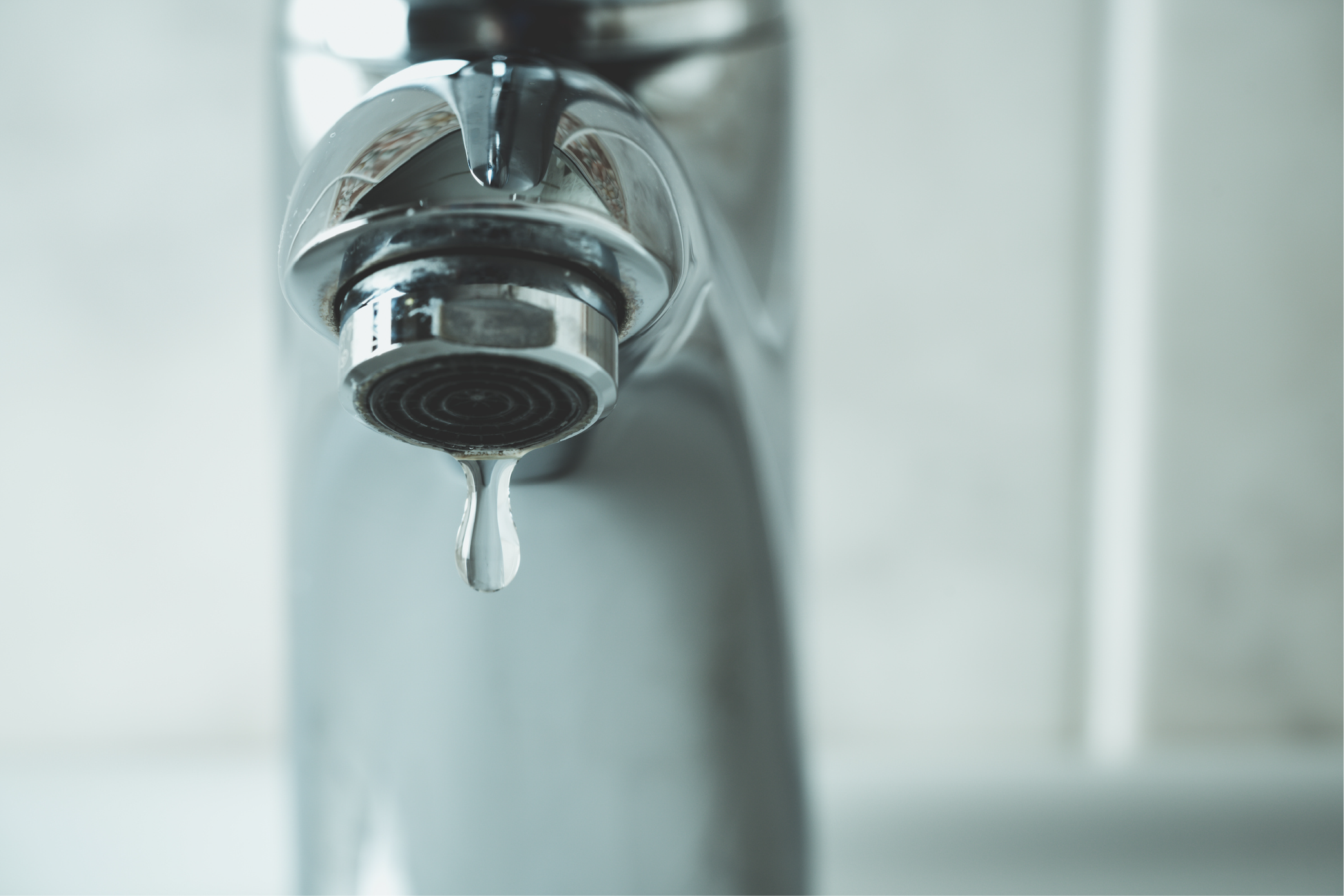 Grifo con fuga de agua