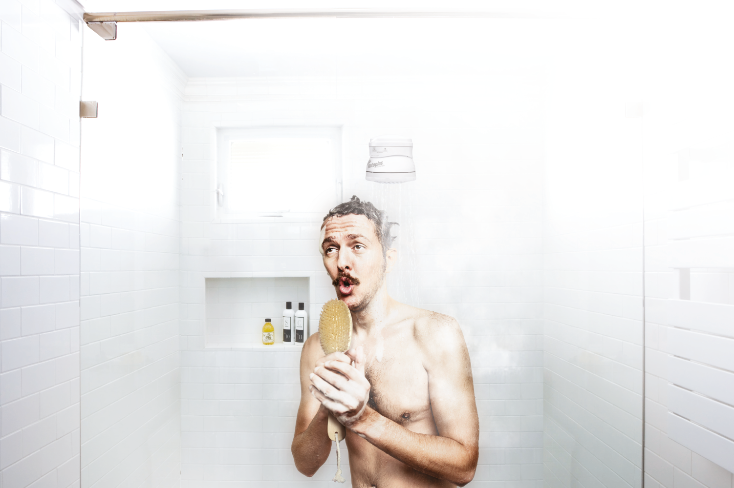 Hombre bañandose