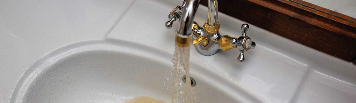 ¿Por qué sale café el agua de la llave?