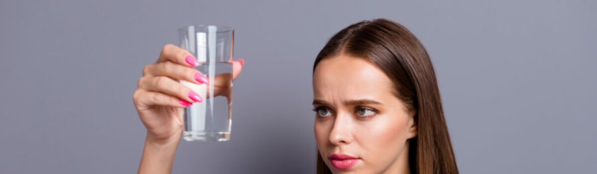 ¿Cómo quitar el olor del agua para tomar?